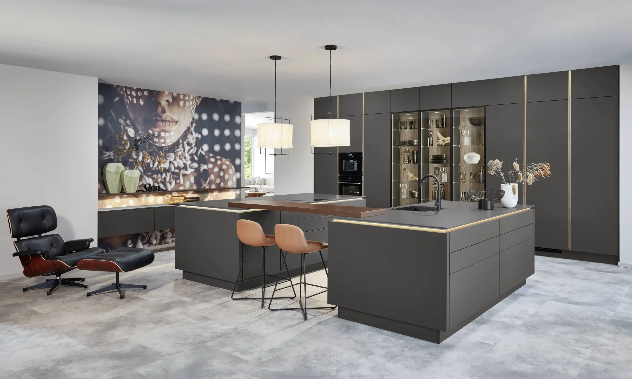 Cuisine noire moderne avec double îlot central, plan de travail en bois et façades laquées mat, réalisée par KOA Kitchen à Remiremont