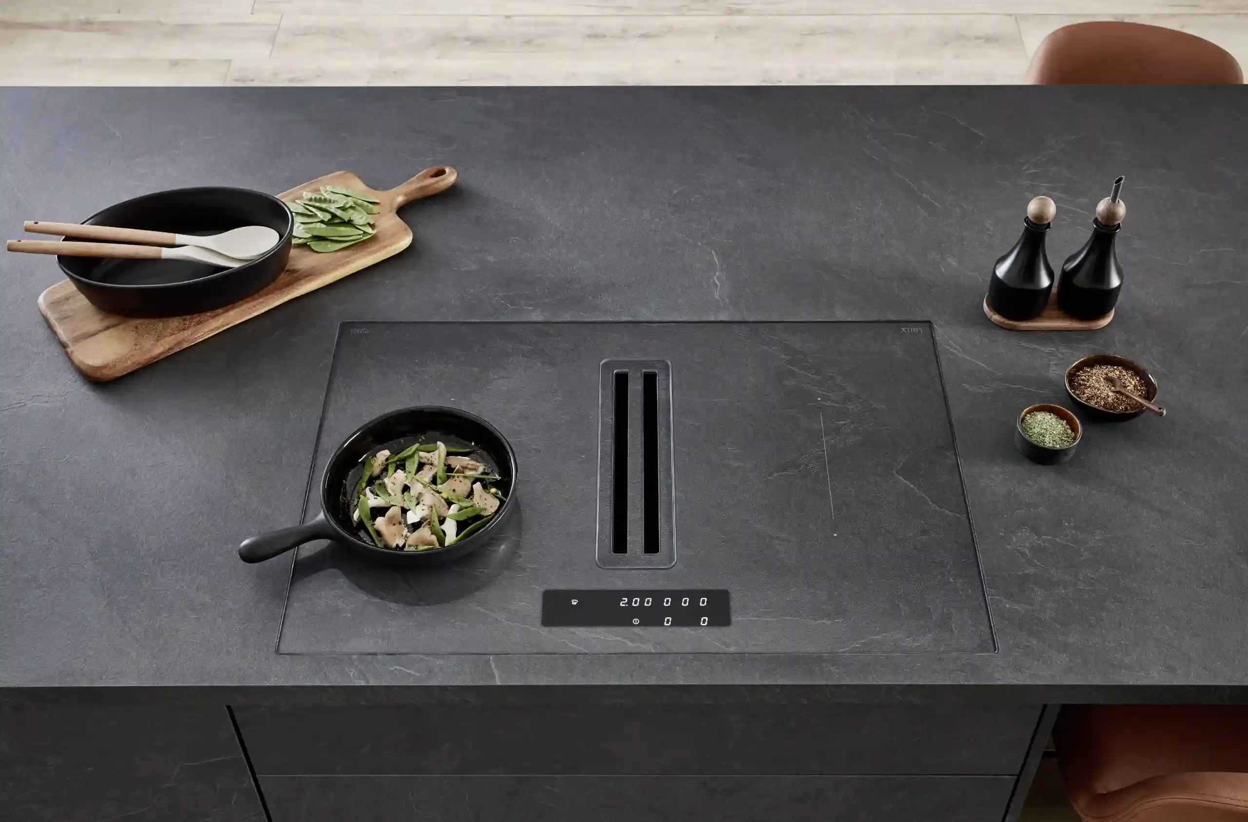 Plaque de cuisson induction avec hotte aspirante intégrée, cuisine KOA Kitchen dans les Vosges