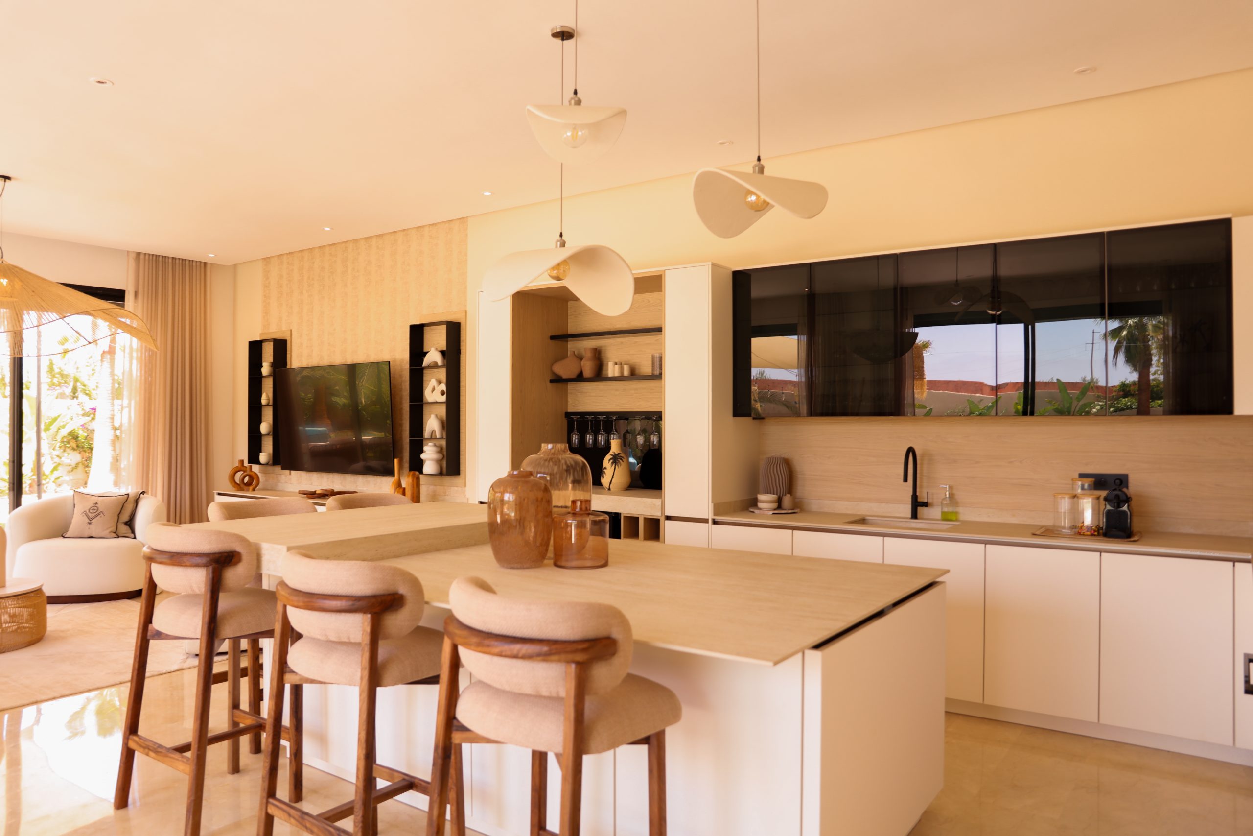Cuisine sur mesure blanche et bois avec cave à vin intégrée, four encastré et crédence en chêne clair, réalisée par KOA Kitchen à Remiremont