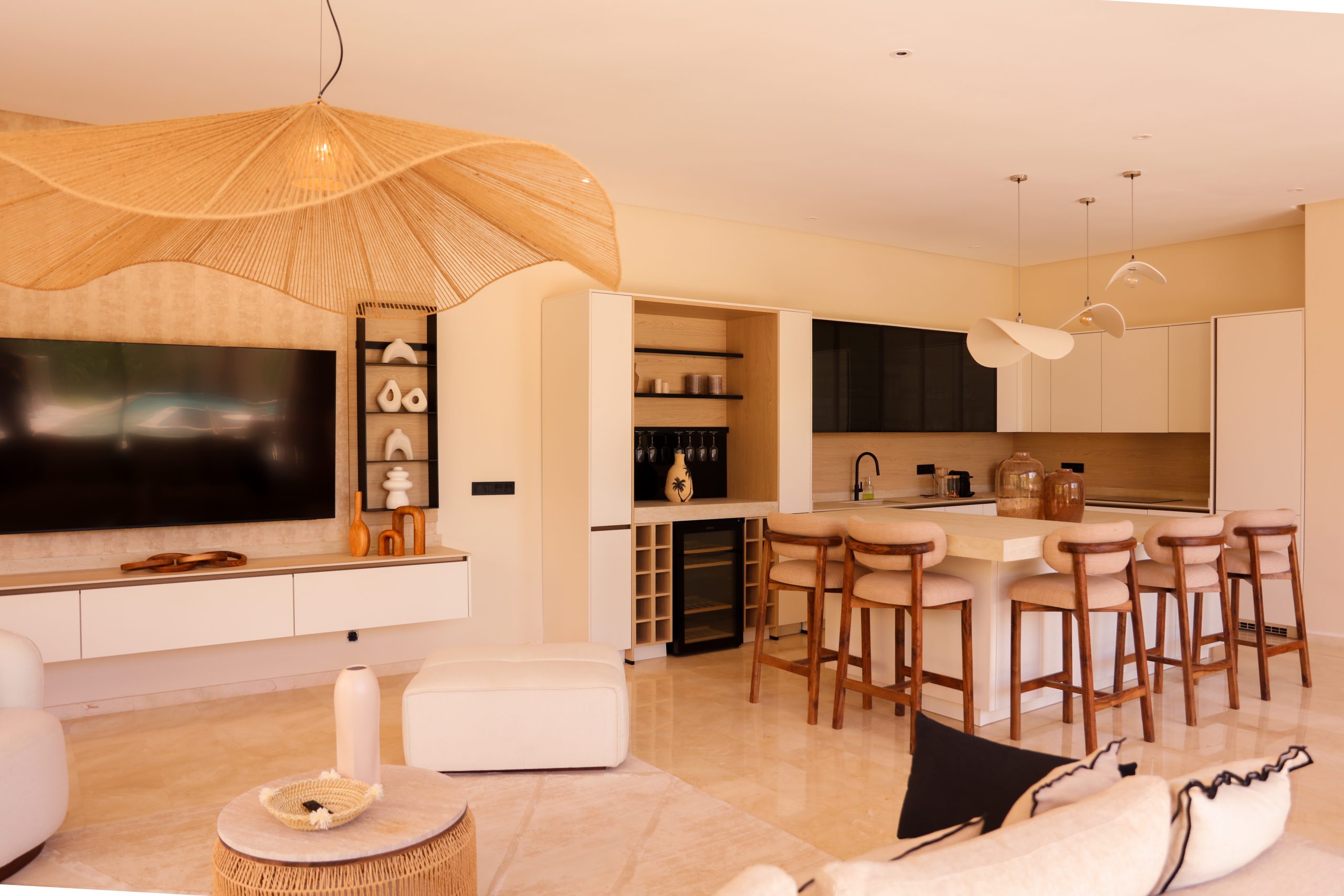 Aménagement intérieur d'un coin télévision style bohème chic avec meuble bas laqué et sol en travertin, signé KOA Kitchen dans les Vosges