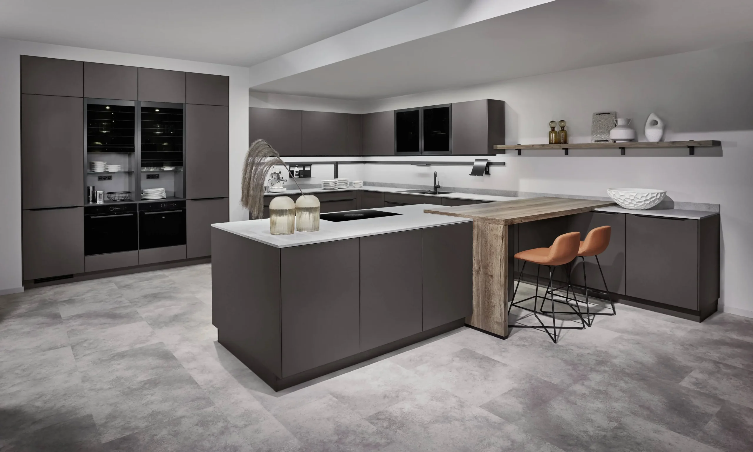 Cuisine design aux lignes épurées et matériaux nobles, conçue par KOA Kitchen dans les Vosges
