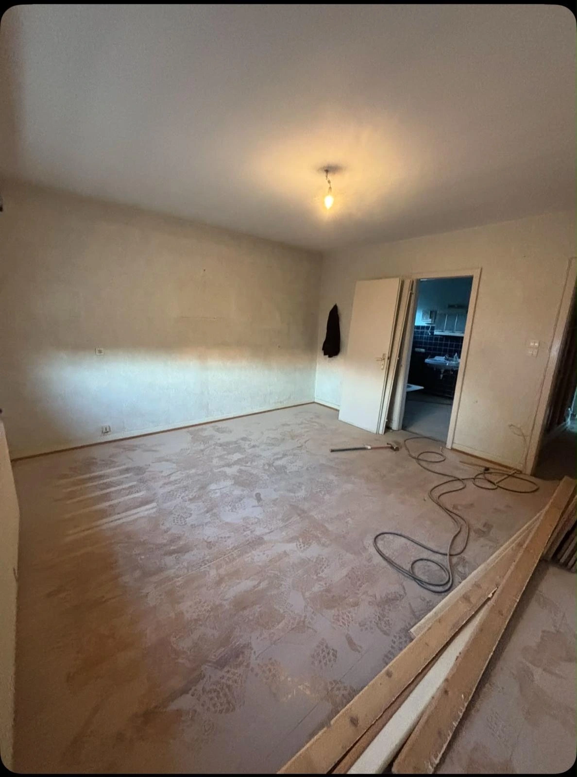 Chantier de cuisine en cours : placo, arrivées d'eau et électricité préparées par notre cuisiniste