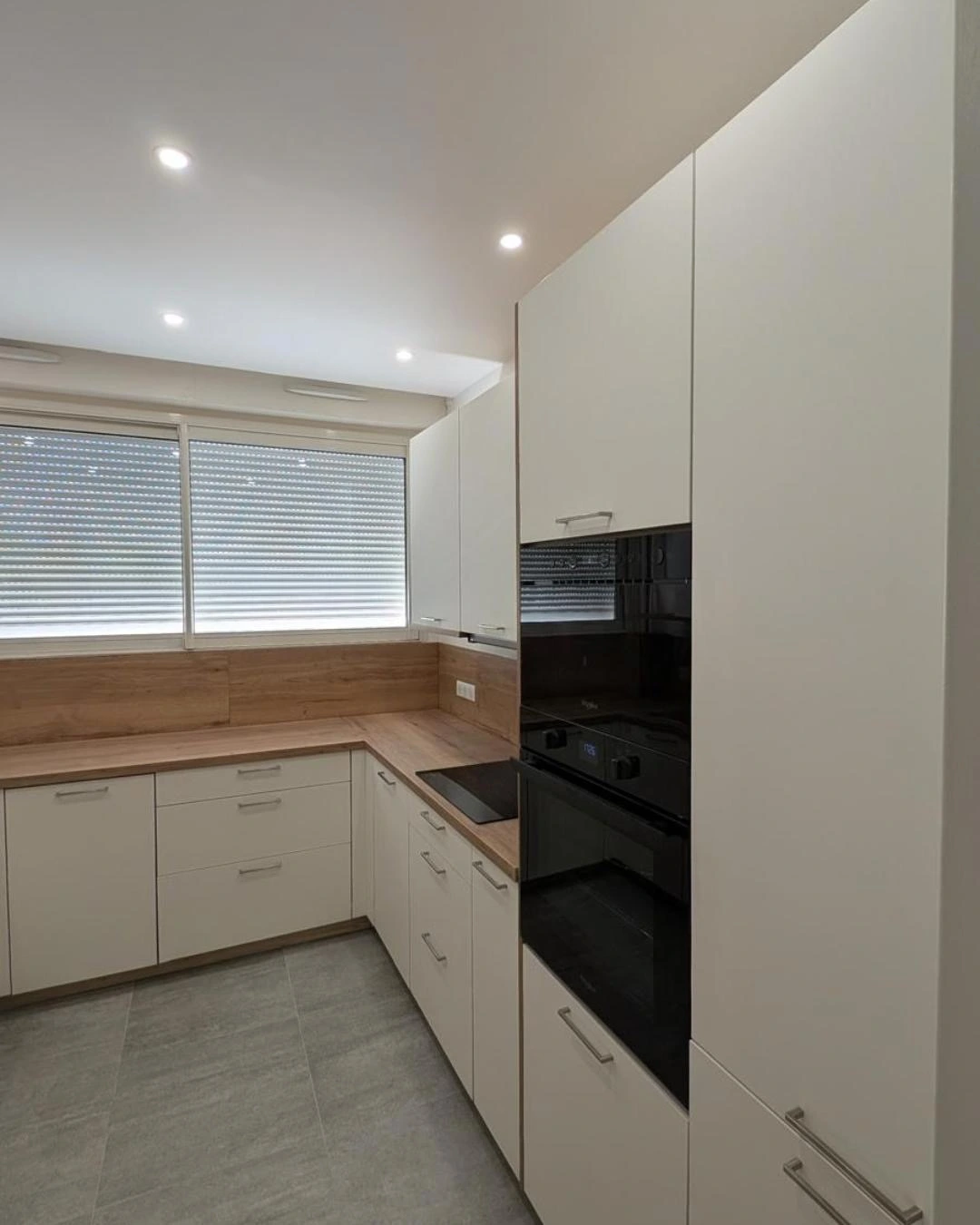 Cuisine équipée moderne blanche et chêne avec plaque induction et fours intégrés, cuisine sur mesure à Remiremont